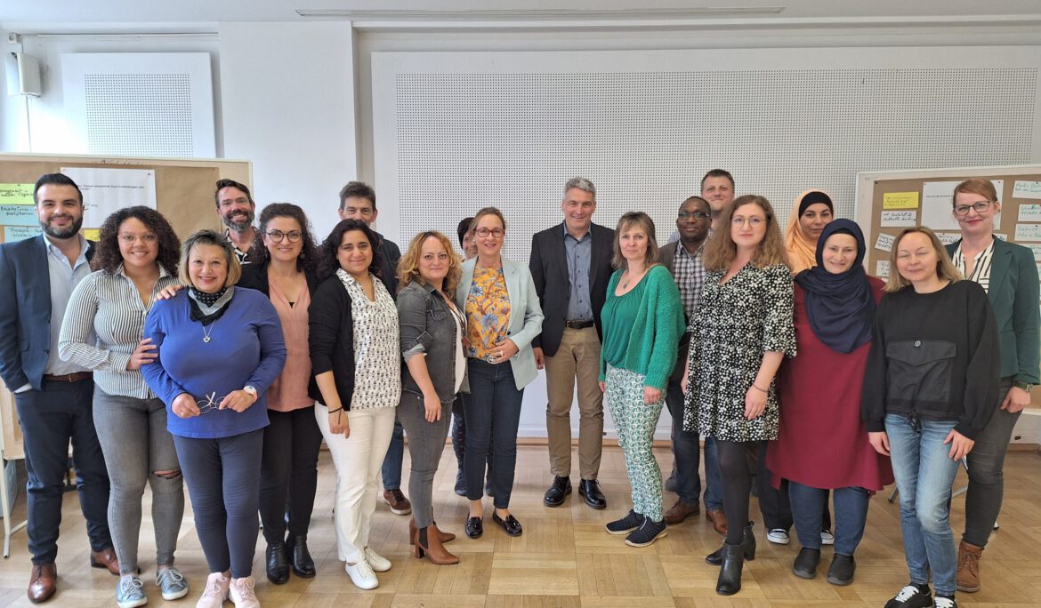 Integrationsagentur der Kurdischen Gemeinschaft und das Modellprojekt „Siegel interkulturell orientiert“