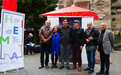 Theaterkünstler Mehmet Ali Alabora zu Besuch bei der Wanderausstellung