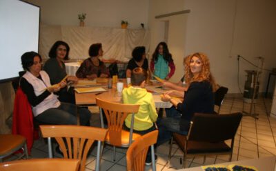 Migrantenfrauen sind in der Weihnachtsvorbereitung