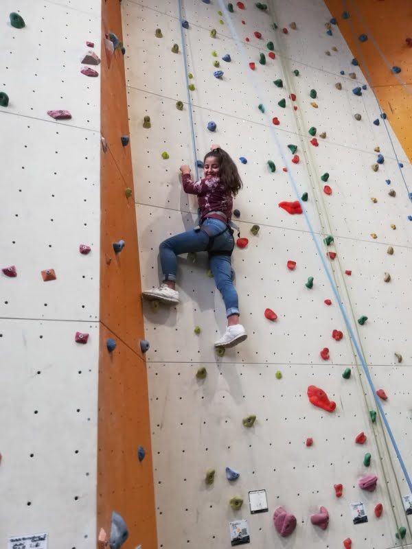 Kletternde Jugendliche: Beim Projekt "JUNG & NEUGIERIG" durften die Teilnehmenden eigene Schwierigkeiten und Ängste bewusst wahrnehmen.