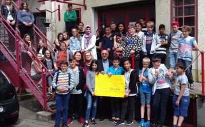 Schülerinnen und Schüler der Gemeinschaftshauptschule Troisdorf spenden  geflüchteten Kindern und Jugendlichen